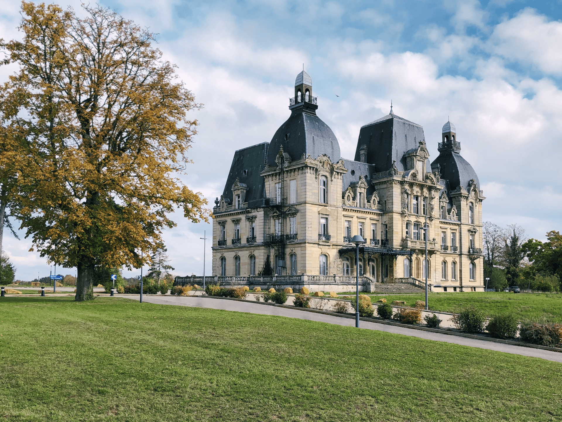 Ars-Laquenexy — Édifié au début du XXe siècle en pierre de Savonnières, ce château incarne le raffinement de l’archi...