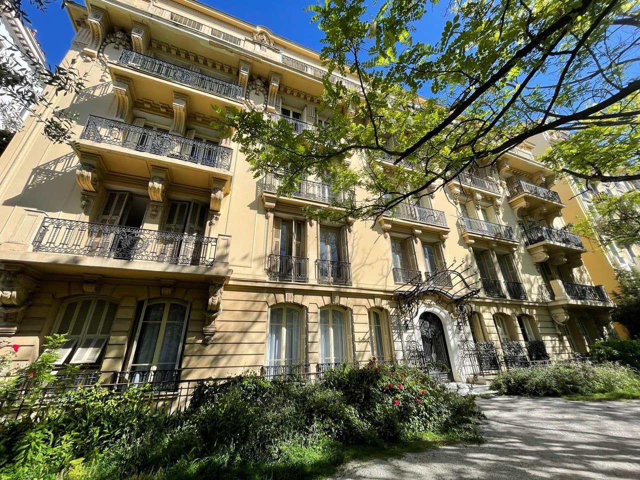 Nice — Située au cœur du quartier Libération à Nice, cette résidence s’élève sur une parcelle de 1 600 m² e...