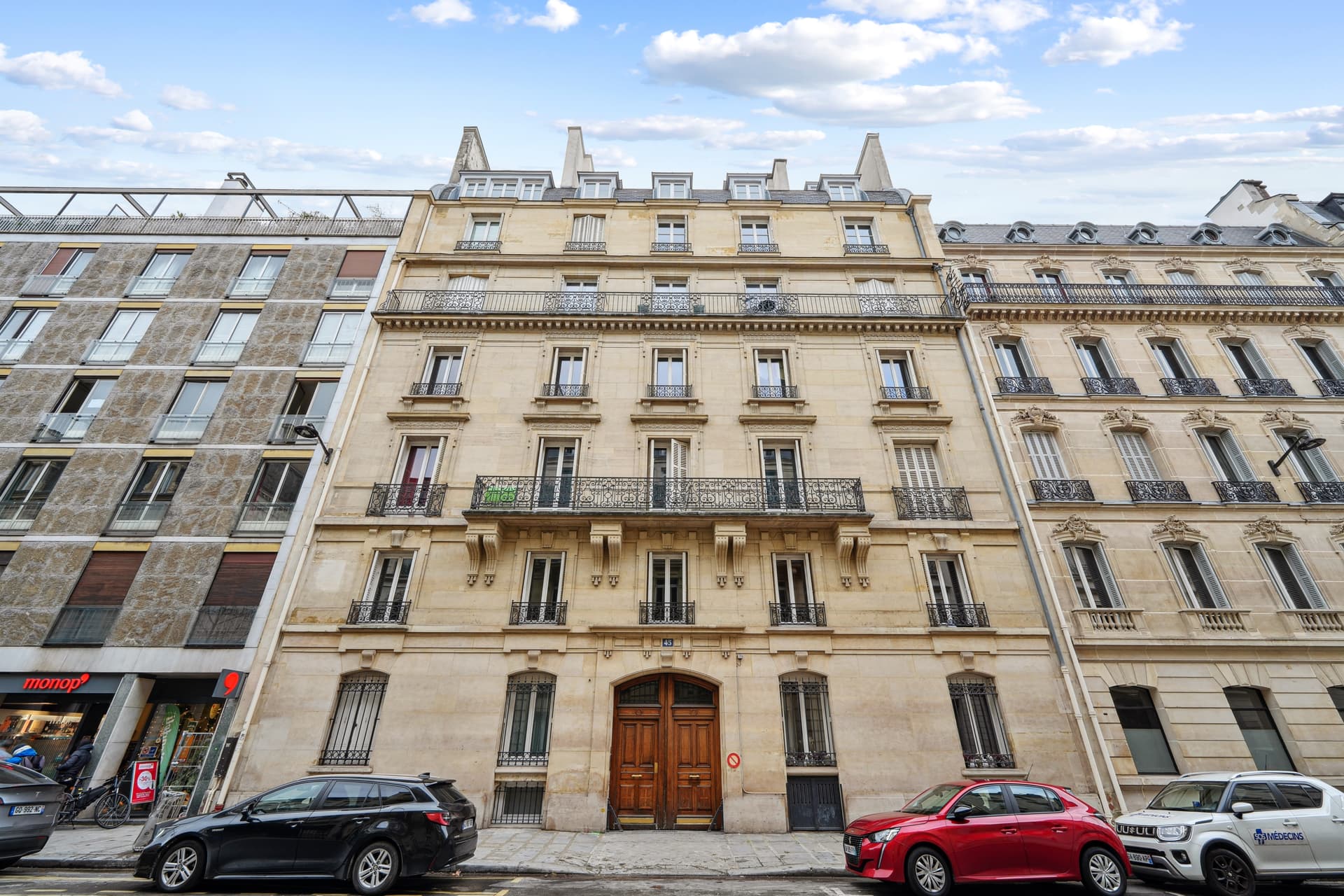 Paris — Au cœur d’un quartier emblématique de Paris, à proximité immédiate du parc Monceau, se dresse un imm...