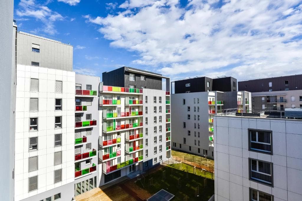 Lyon — Au cœur du 7e arrondissement de Lyon, cette résidence propose un ensemble de chambres modernes, conç...
