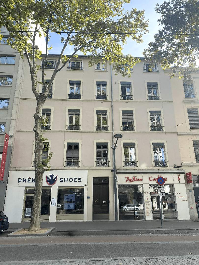 Lyon — Idéalement situé au cœur d’un secteur prisé de Lyon, cet immeuble ancien avec ascenseur se distingue...