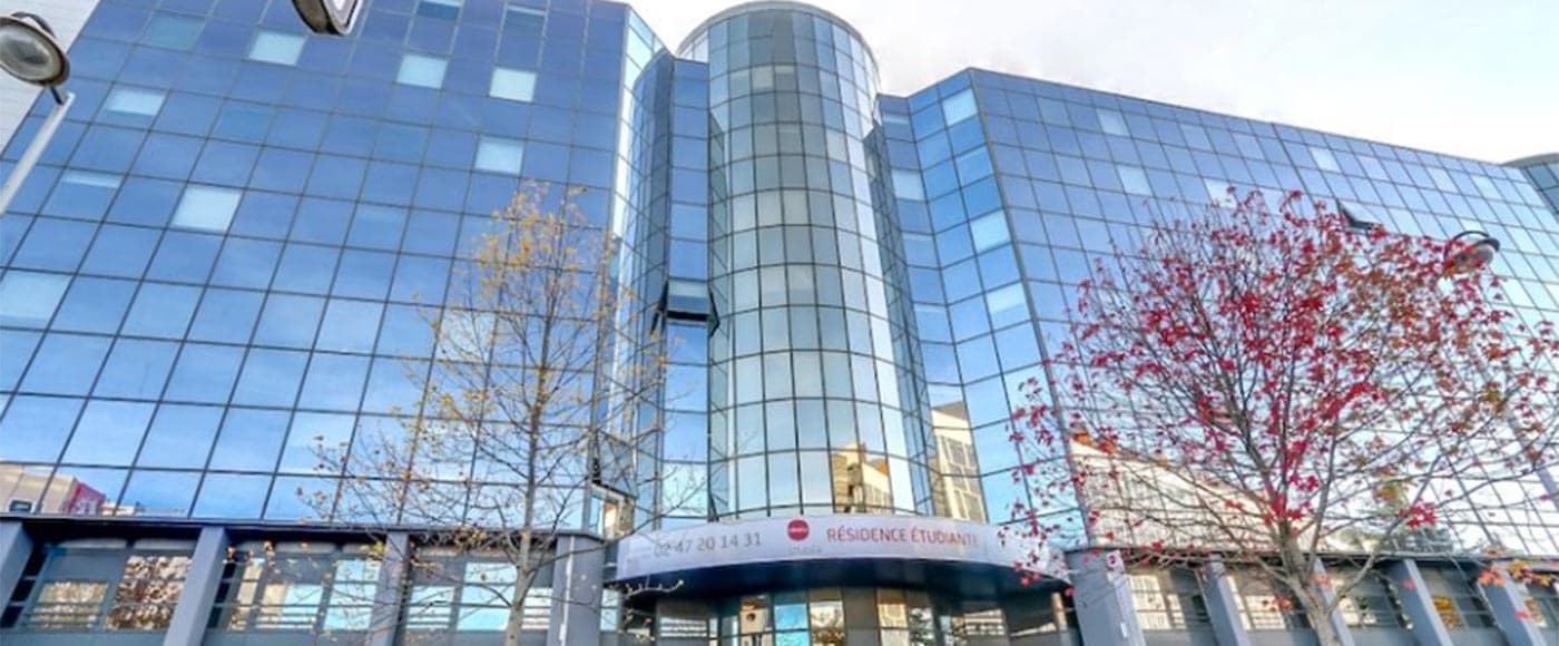 Tours — Située à proximité immédiate de la gare centrale, cette résidence bénéficie d’un emplacement privilé...