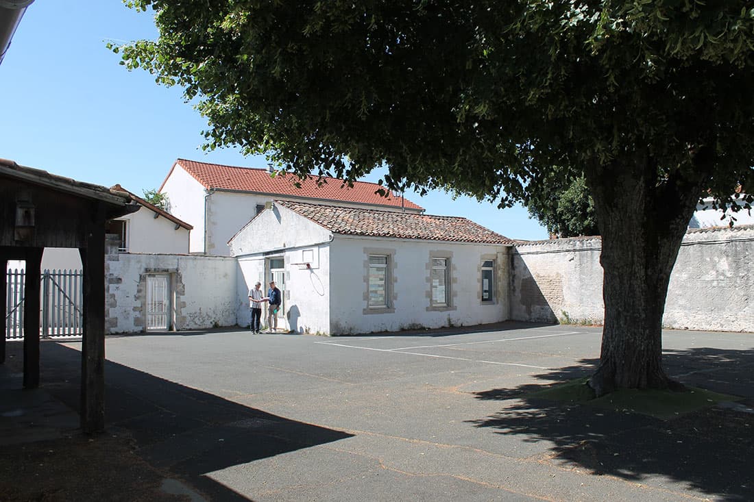 Bourgneuf — Au cœur du village de Bourgneuf, plusieurs maisons à rénover sont proposées dans un environnement pa...
