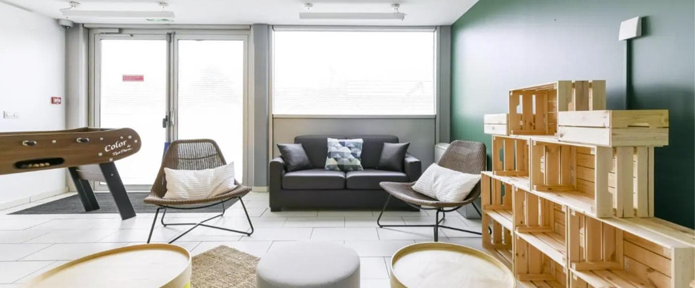 Cenon — Située à proximité immédiate de Bordeaux, dans le quartier prisé de la Bastide à Cenon, cette réside...