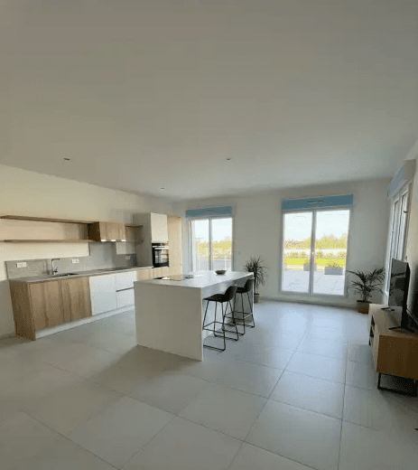 Anse — Située au cœur d’Anse, cette résidence à taille humaine s’intègre harmonieusement dans un environnem...