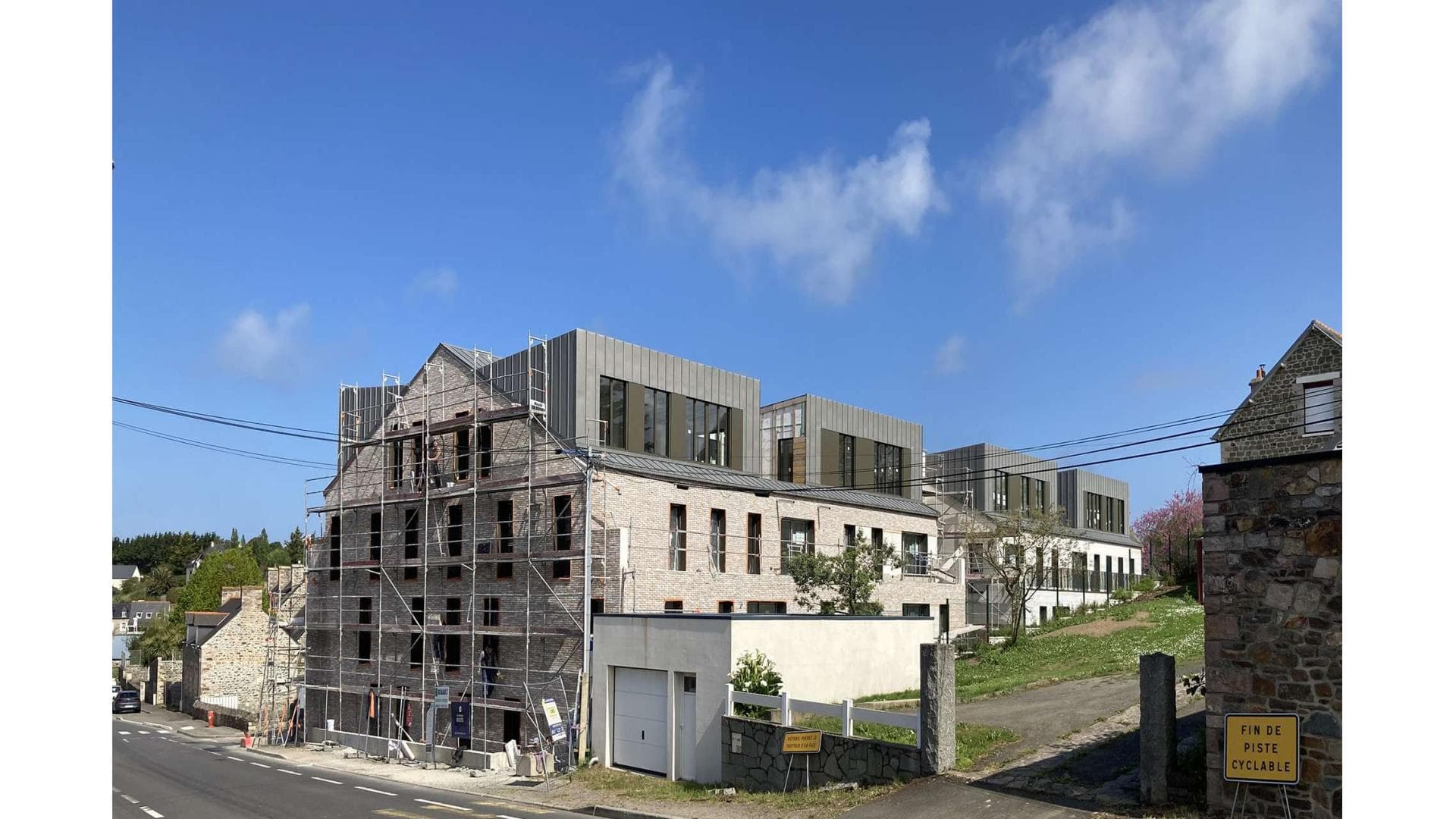 Pléneuf-Val-André — Située au cœur de la station balnéaire de Pléneuf-Val-André, cette résidence intimiste propose un ca...