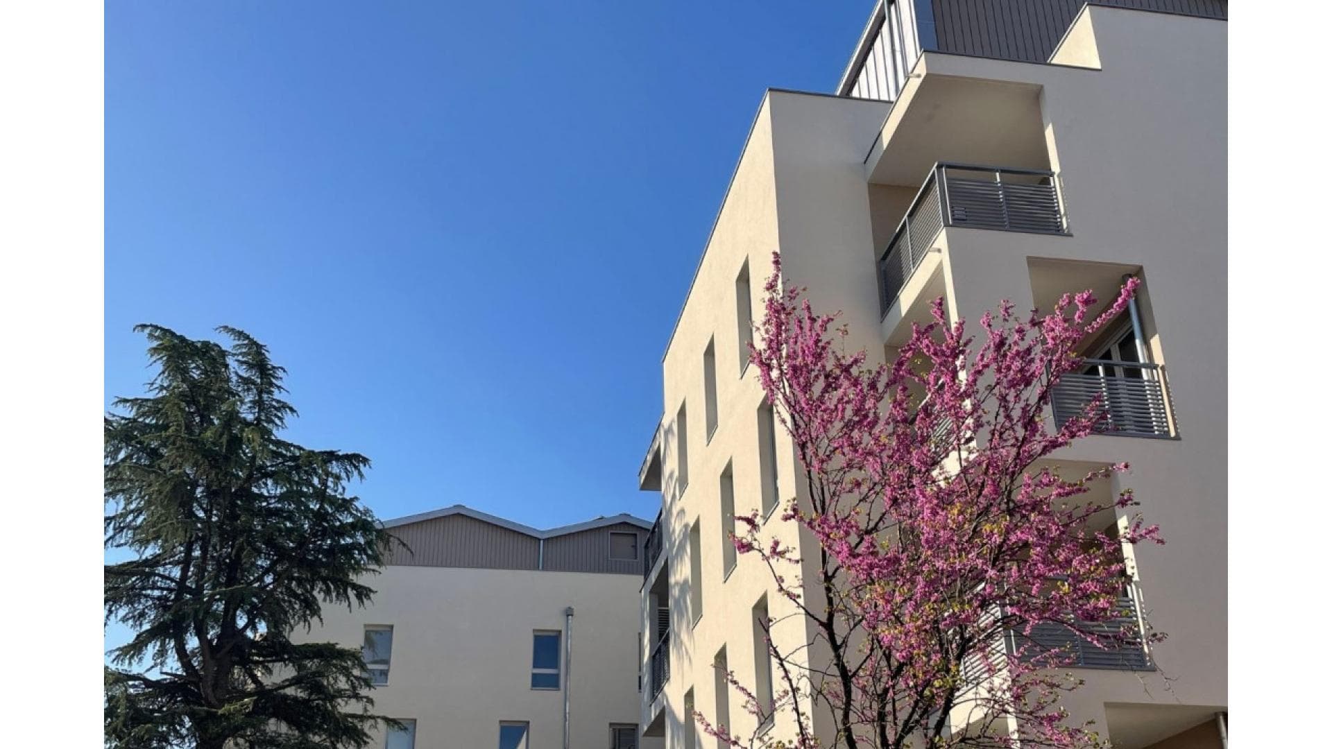 Saint-Priest — Situé à Saint-Priest, ce logement de trois pièces se trouve au dernier étage d'une résidence récemme... - photo 8