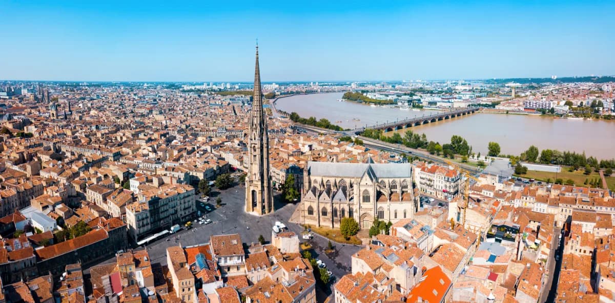Vue aerienne de Bordeaux avec la cathedrale Saint-Andre, la Garonne et le pont de Pierre