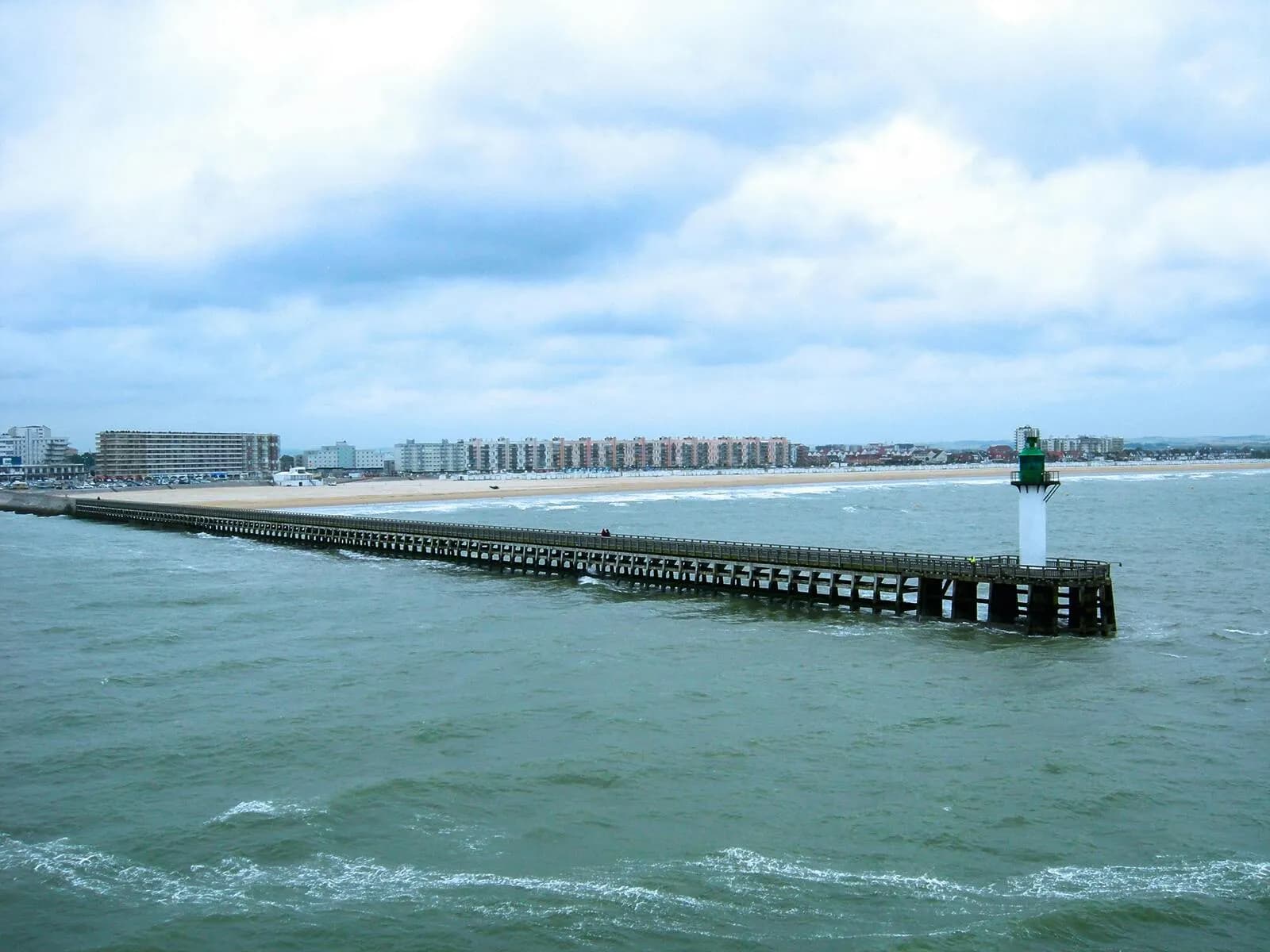Vue de Calais et du Pas-de-Calais avec les beffrois et le littoral de la Côte d'Opale