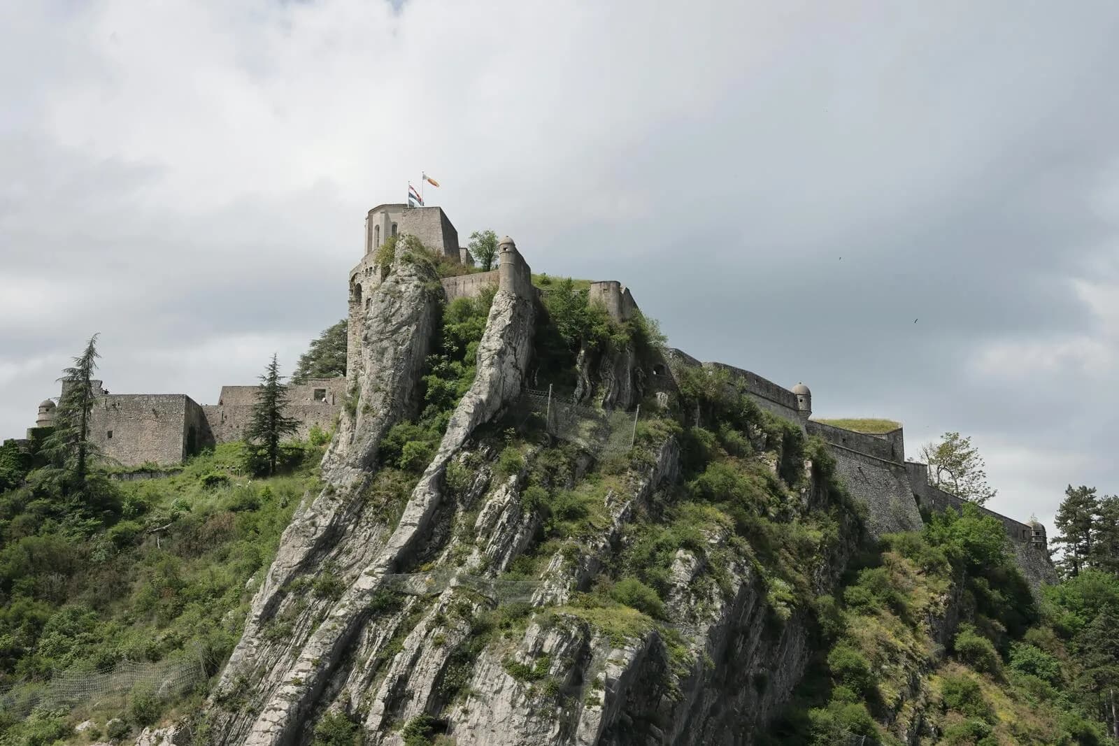 Vue sur Chambery et les montagnes de Savoie, quartiers neufs au premier plan