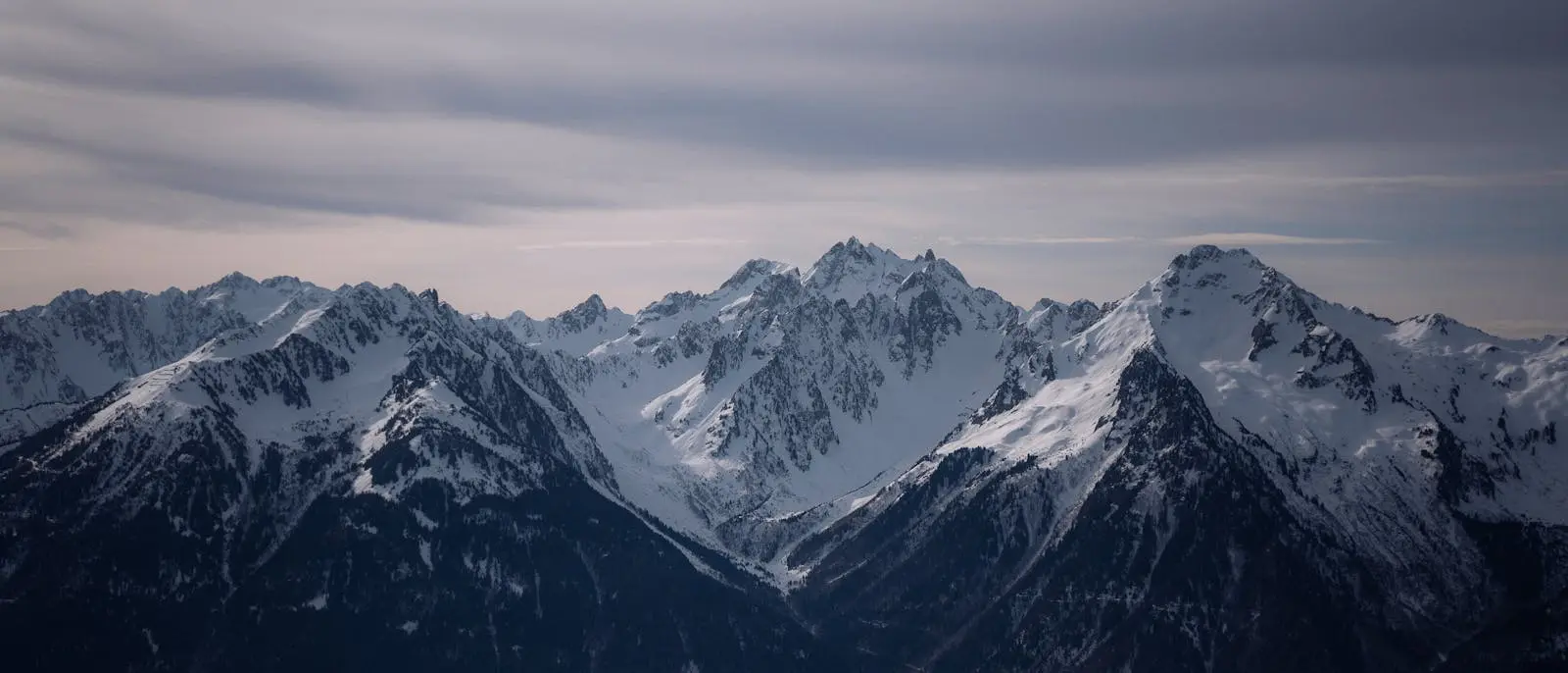 Vue panoramique de Grenoble avec les Alpes et la Bastille en arrière-plan