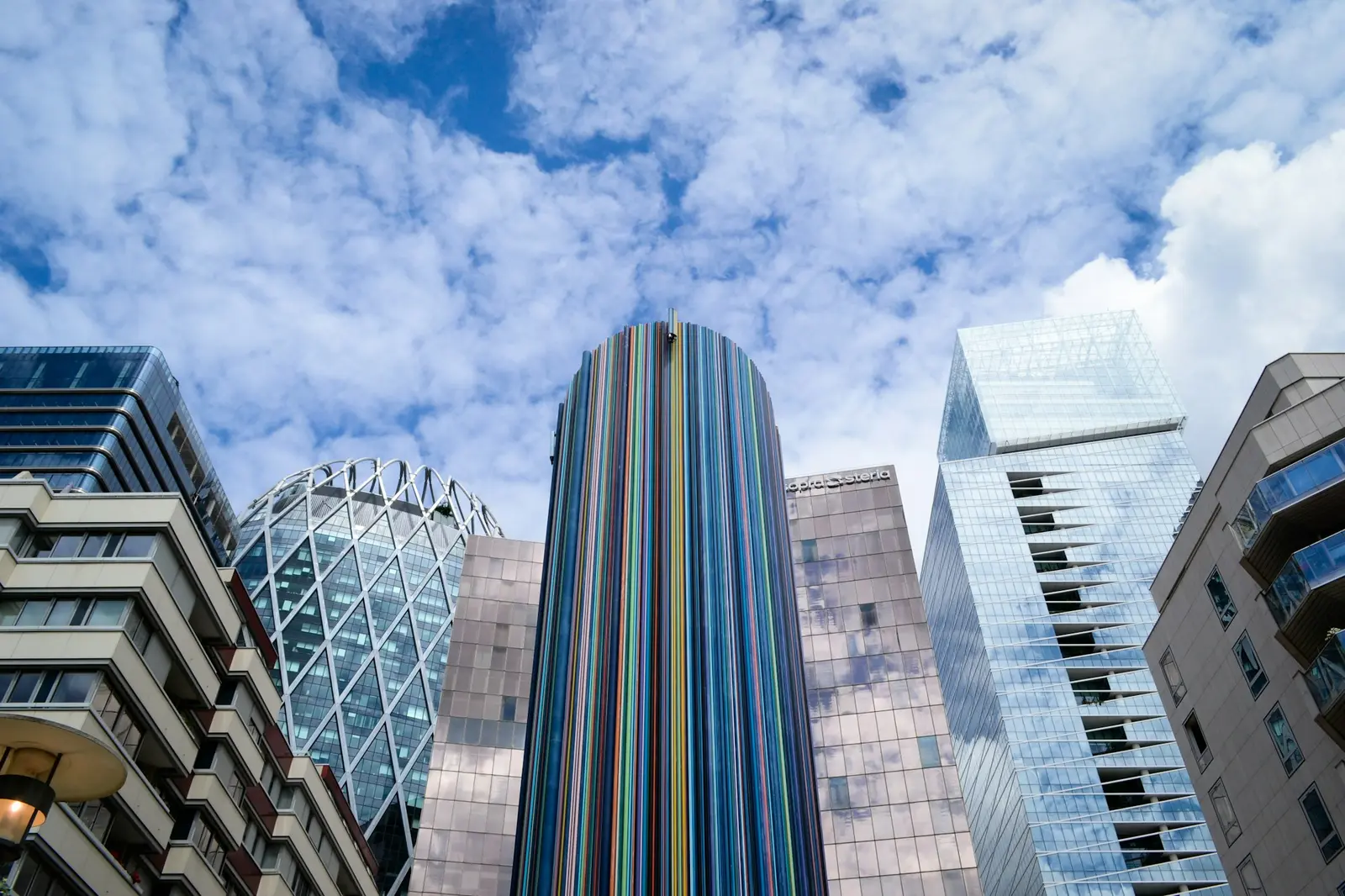 Panorama aerien des Hauts-de-Seine Nord avec le quartier de La Defense, Nanterre et le trace du Grand Paris Express ligne 15 Ouest