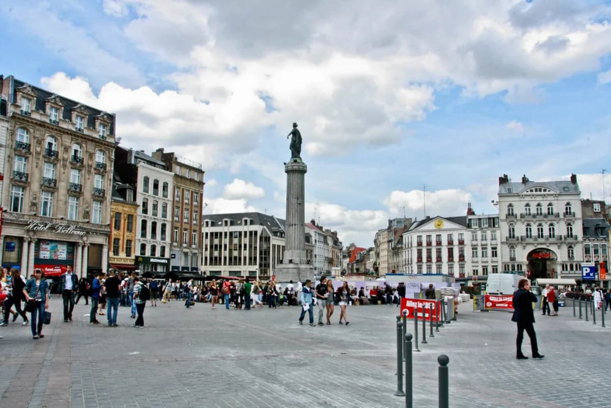 Vue de la Grand'Place de Lille avec la colonne de la Déesse