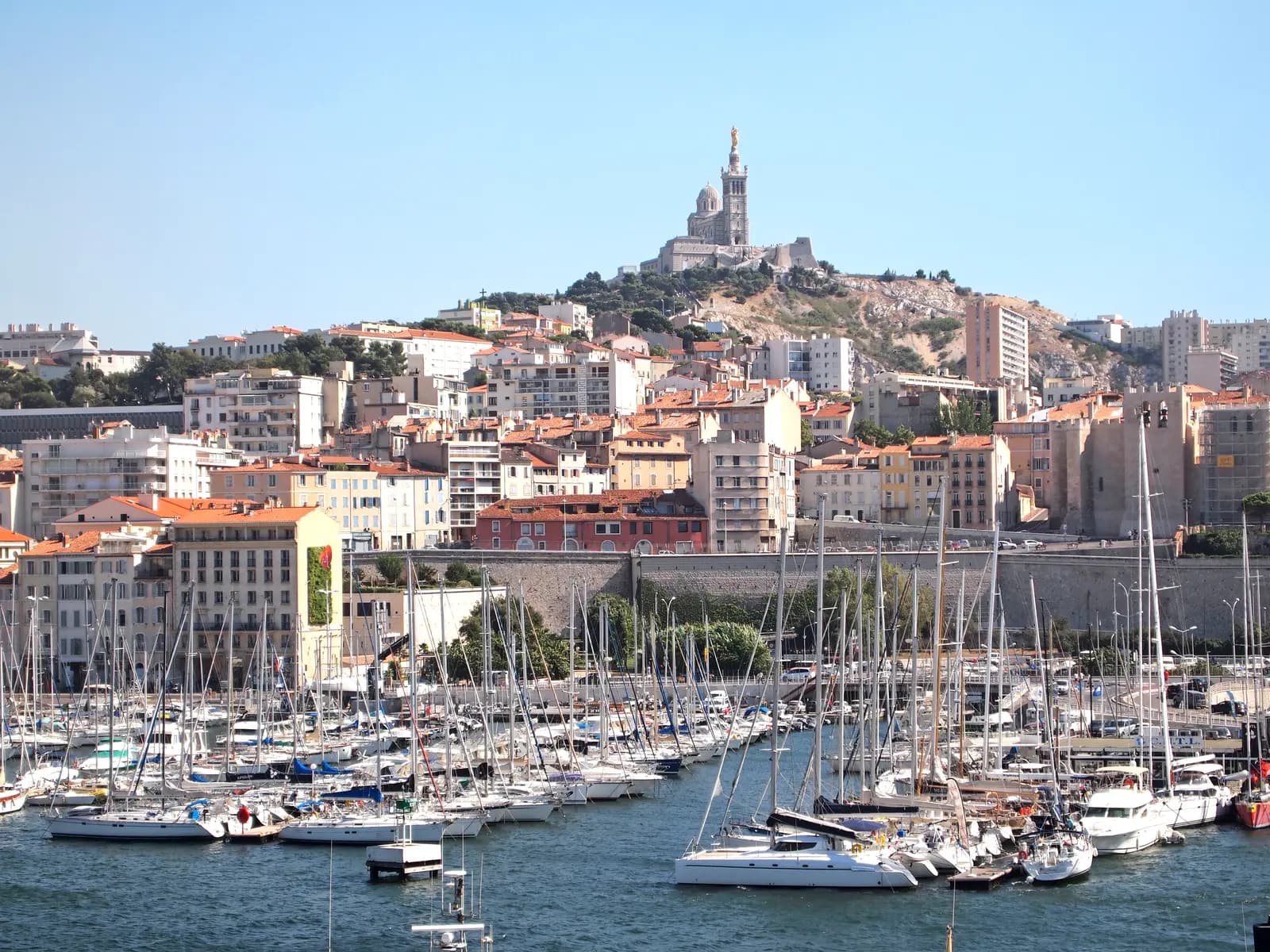 Vue panoramique du Vieux-Port de Marseille avec la basilique Notre-Dame de la Garde
