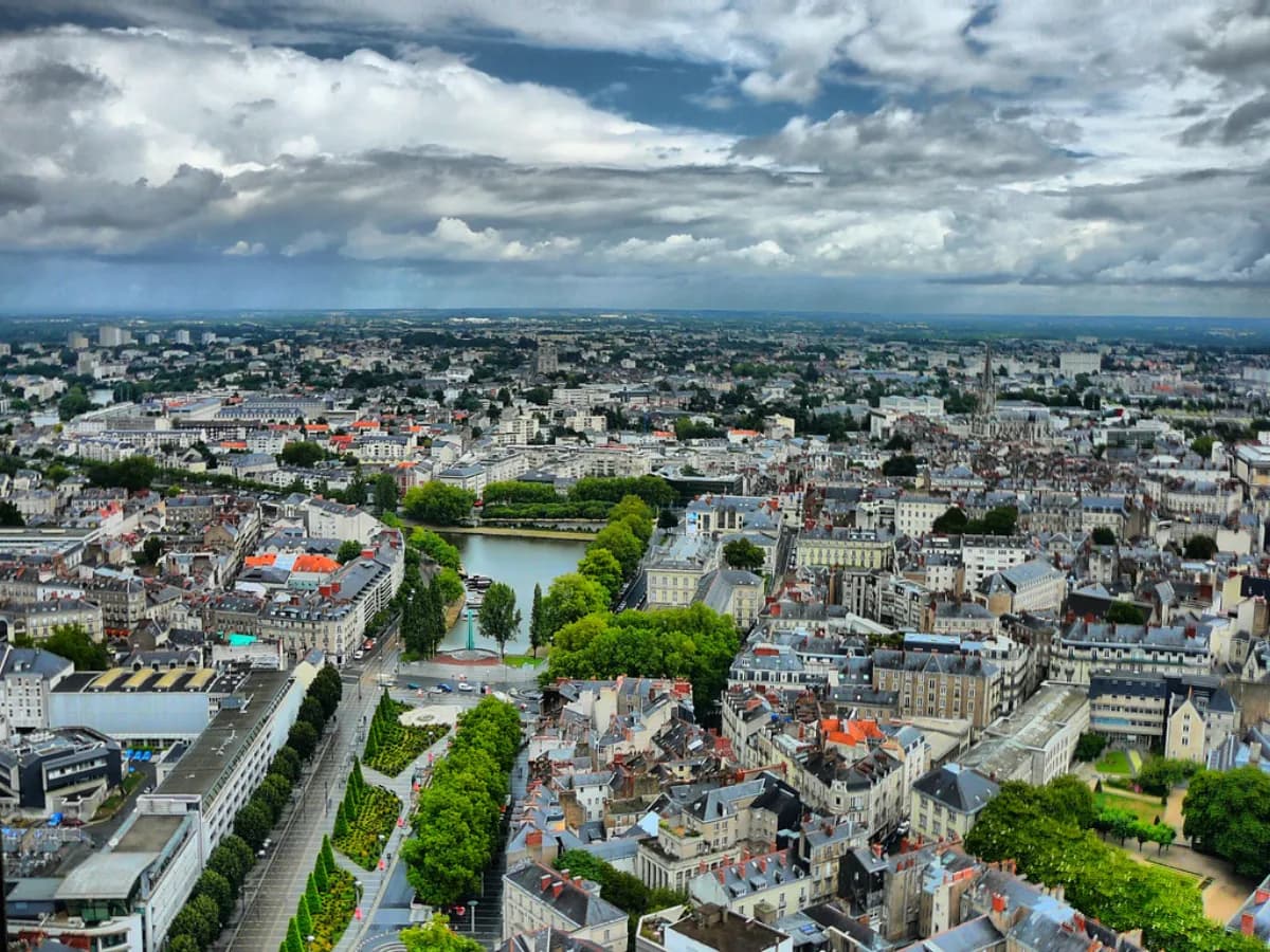 Vue de Nantes Métropole avec immeubles résidentiels en bord de Loire