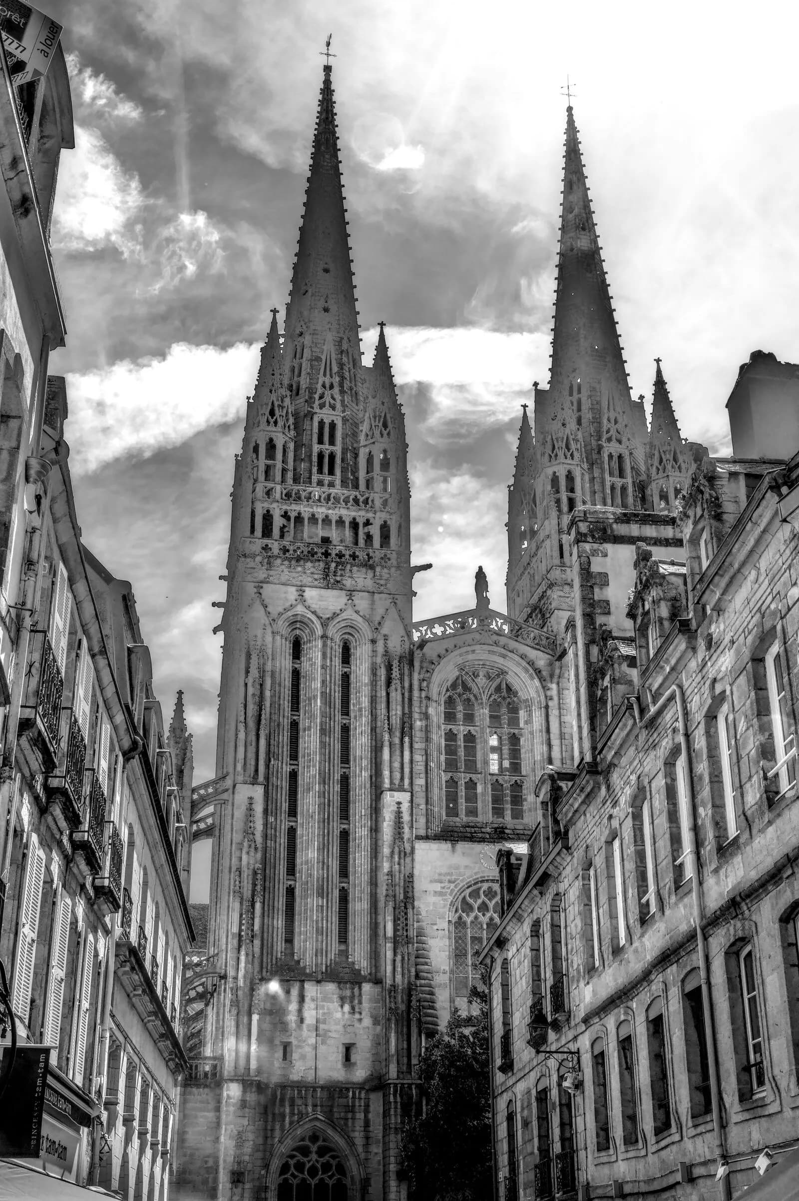 Vue sur la cathedrale Saint-Corentin et les quais de l'Odet a Quimper