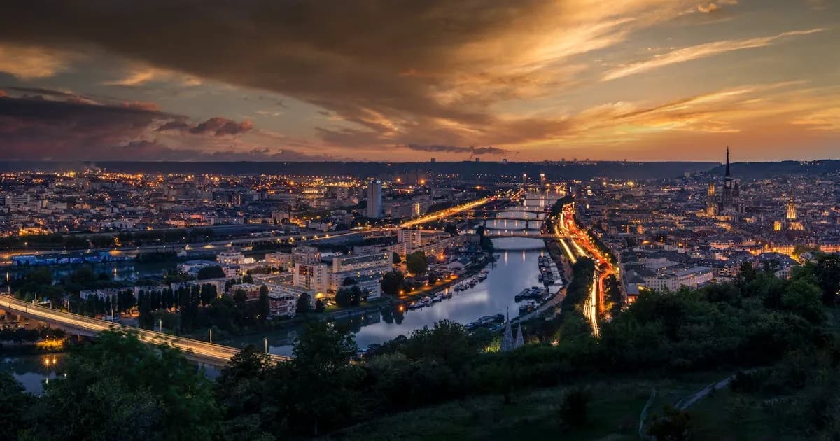 Vue panoramique de Rouen avec la cathédrale Notre-Dame et les bords de Seine