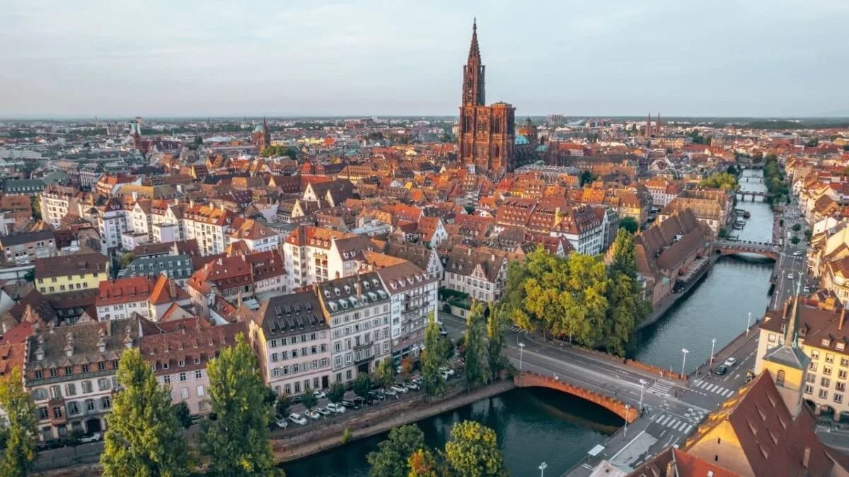 Vue aérienne de Strasbourg avec la cathédrale et les quartiers de l'Eurométropole