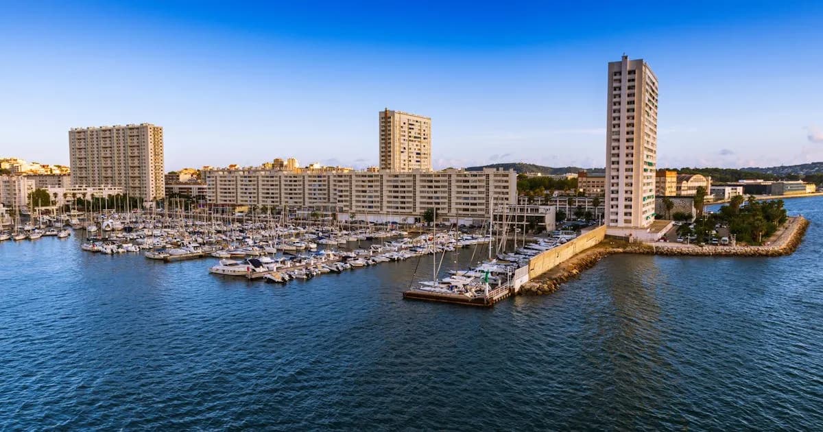 Vue de la rade de Toulon avec immeubles résidentiels et collines du Var