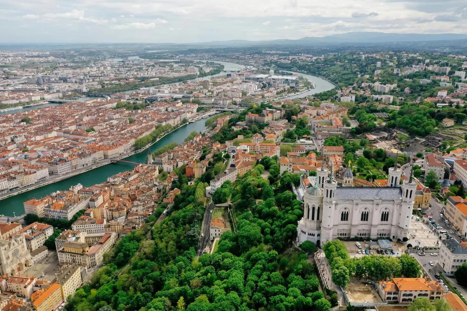 Vue panoramique de Valence avec le Rhône et les collines de la Drôme en arrière-plan