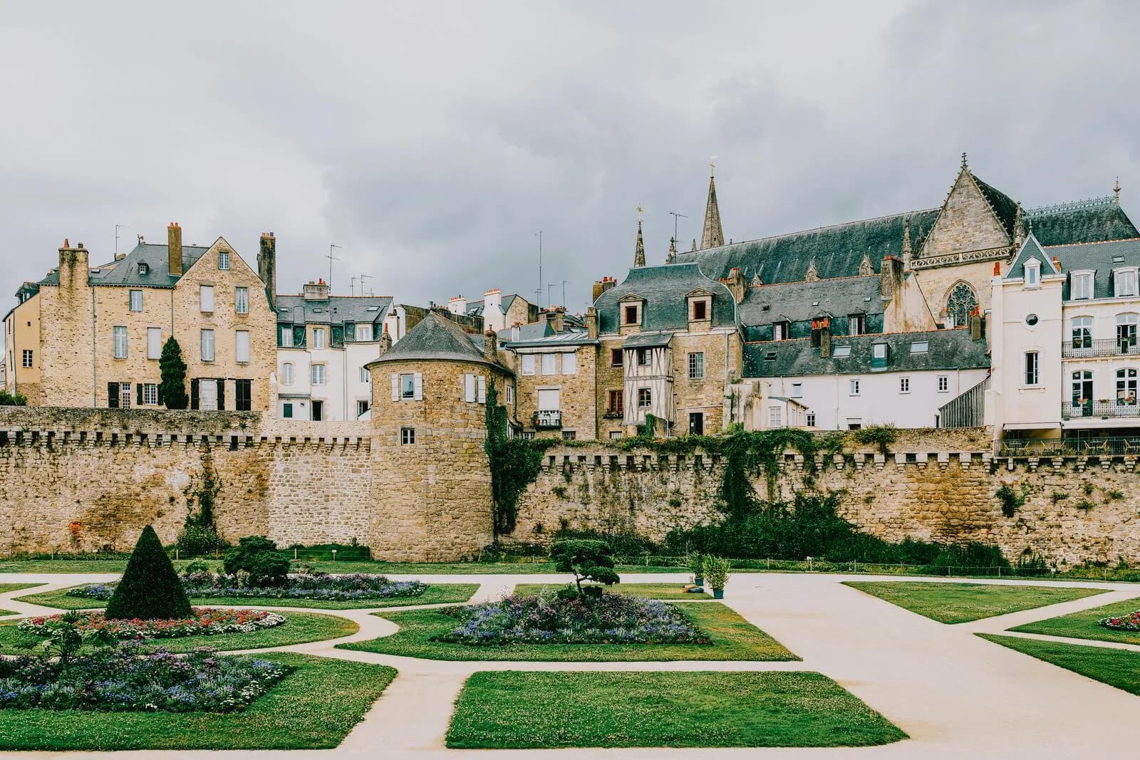 Vue sur le port de Vannes et le Golfe du Morbihan