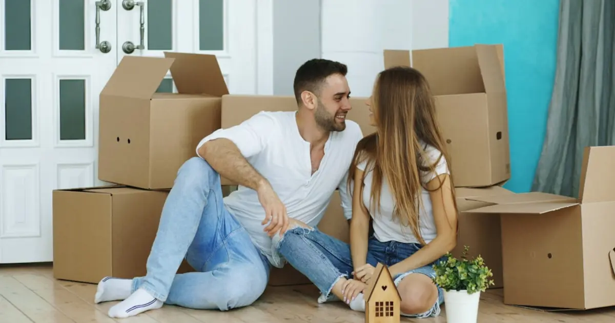 Couple recevant les clés de leur résidence principale, accession à la propriété 2026