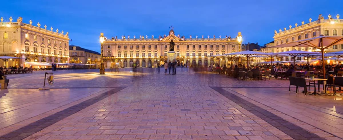 Vue aérienne de la métropole de Nancy, place Stanislas et immeubles neufs en arrière-plan