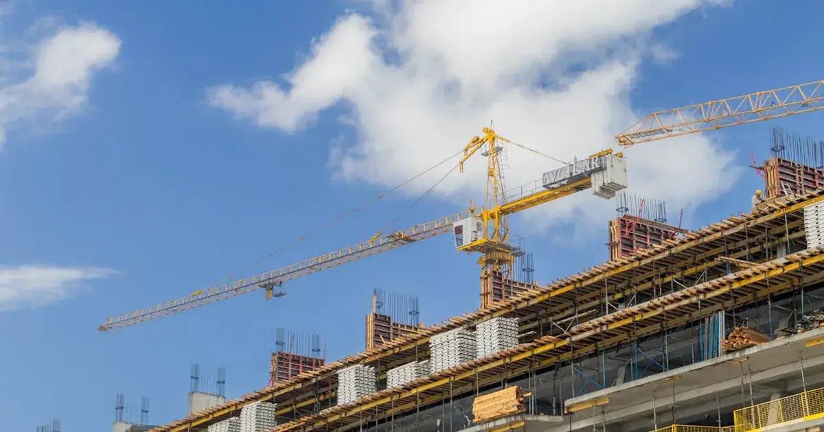 Infographie bilan 2025 de l'immobilier neuf en France : ventes sous les 100 000, autorisations +15,6%, investisseurs en chute