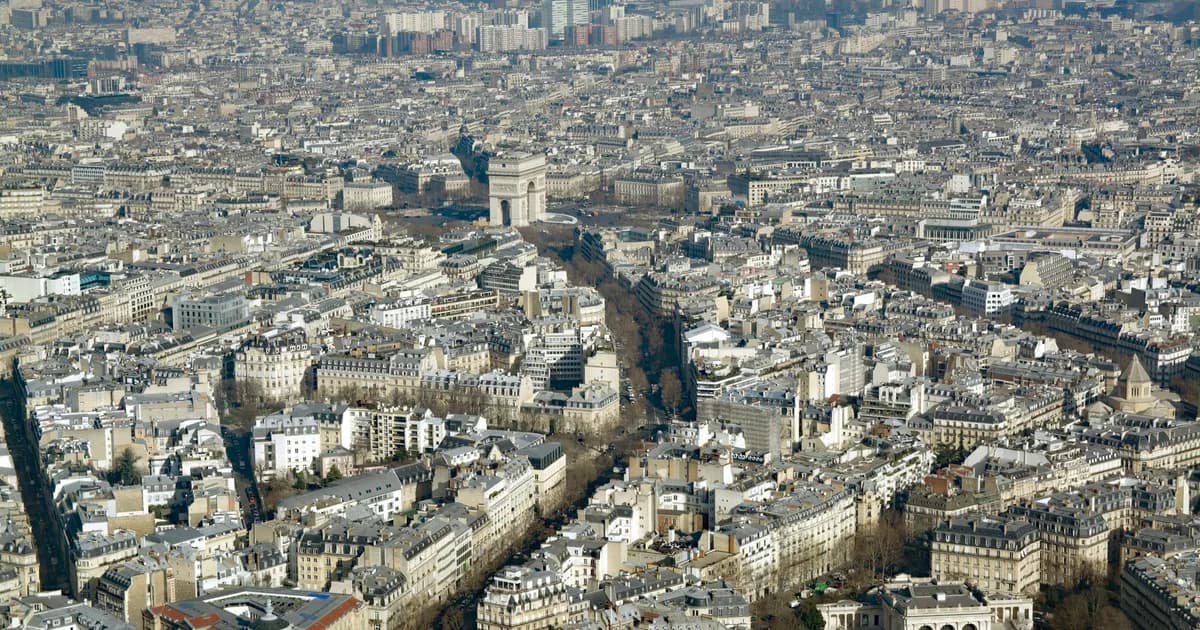 Vue aérienne de Paris et de l'Arc de Triomphe, illustrant le classement des 50 grandes métropoles françaises pour le PTZ 2026