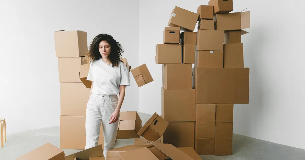 Jeune actif locataire qui visite son premier appartement T2 neuf en 2026