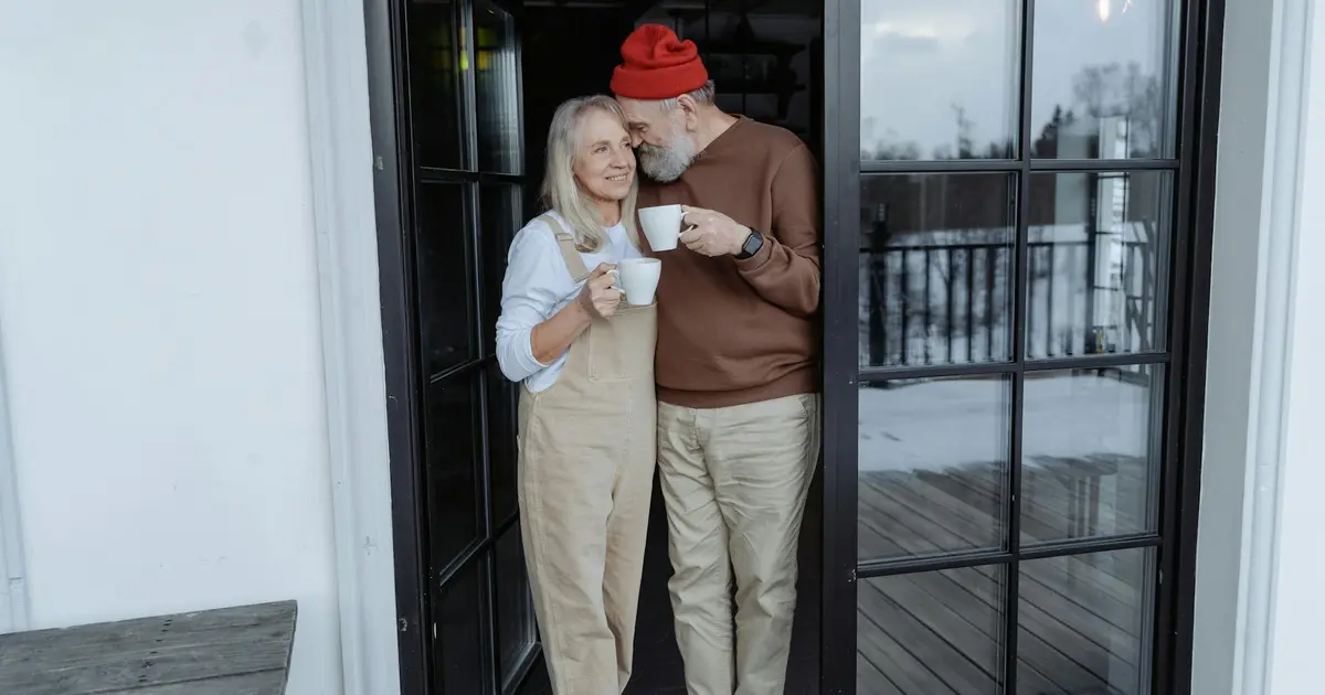 Couple senior dans son jardin, illustration de la sécurité résidentielle des propriétaires à la retraite