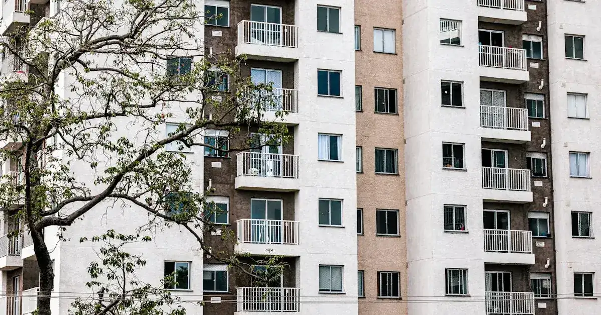 Bâtiment officiel français avec des clés dorées symbolisant la réforme du PTZ 2026