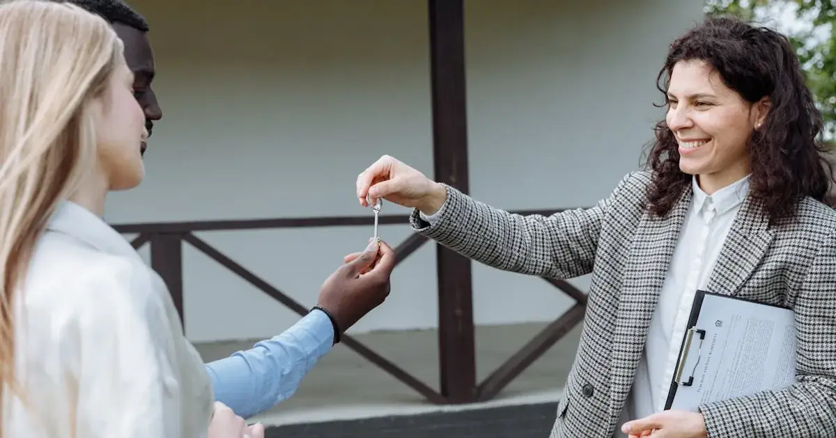 Famille souriante devant un appartement neuf découvrant son éligibilité au PTZ 2026