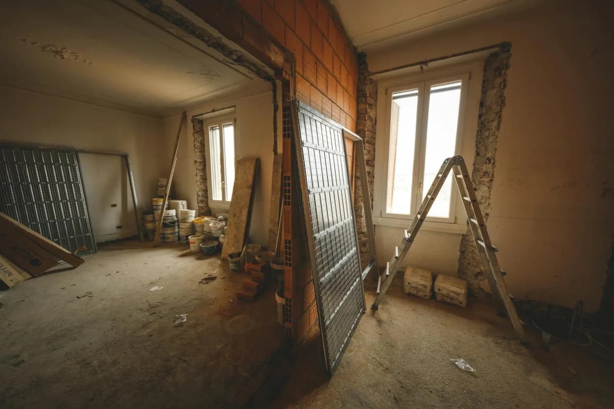 Rue d'une ville moyenne française en zone B2 éligible au PTZ ancien avec travaux, immeubles en pierre à rénover