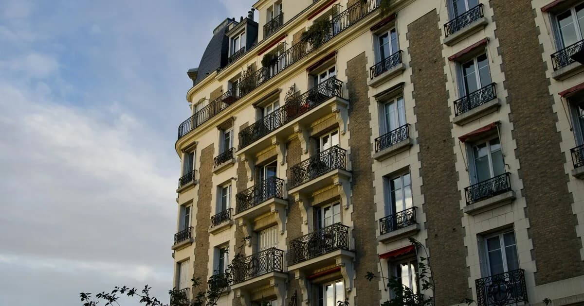 Immeuble collectif neuf en France, appartement éligible au Bail Réel Solidaire (BRS) et au Prêt à Taux Zéro (PTZ) pour les acquéreurs successifs depuis la Loi de Finances 2026