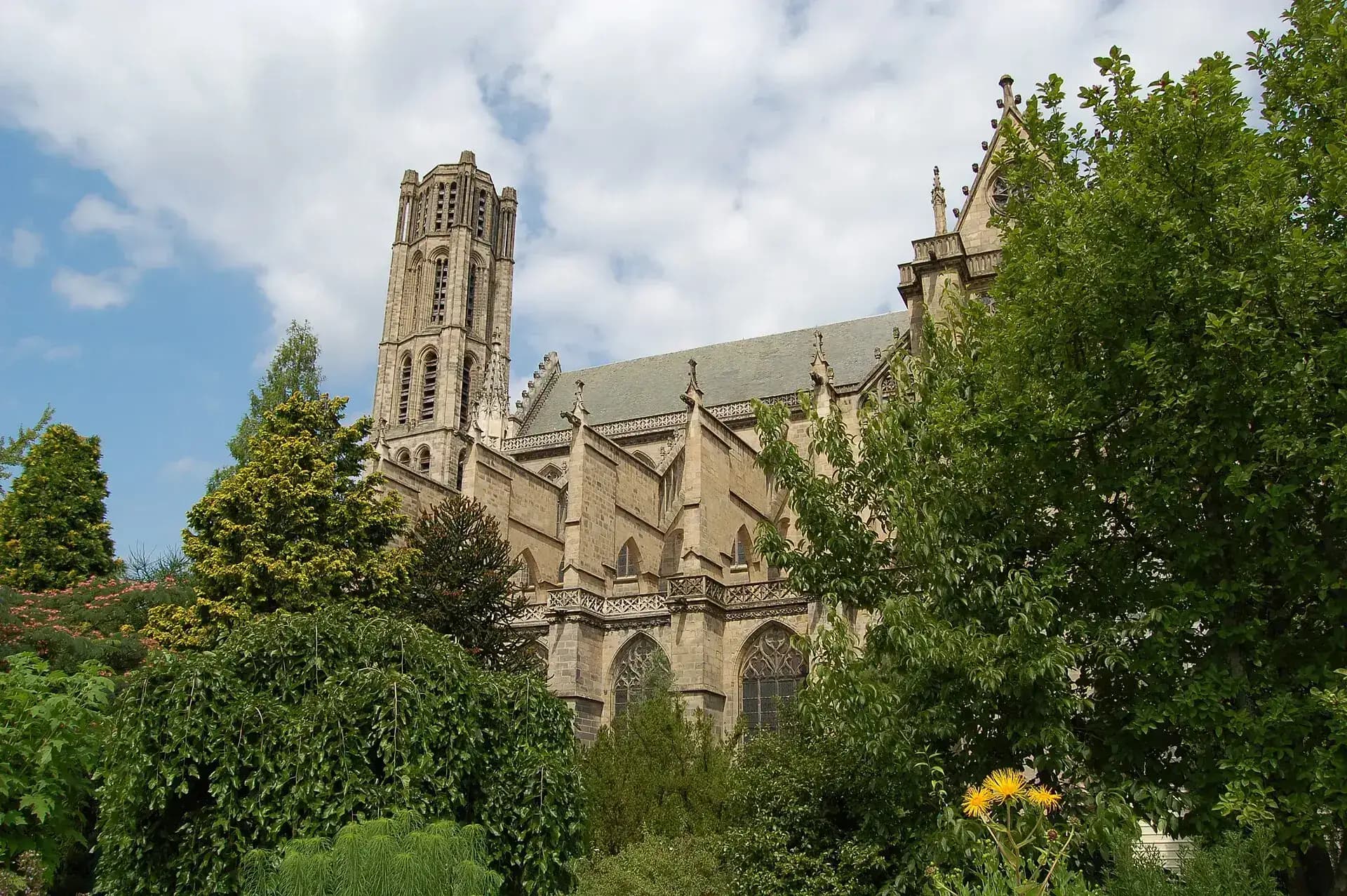 Vue de Limoges avec la cathédrale et des programmes immobiliers neufs