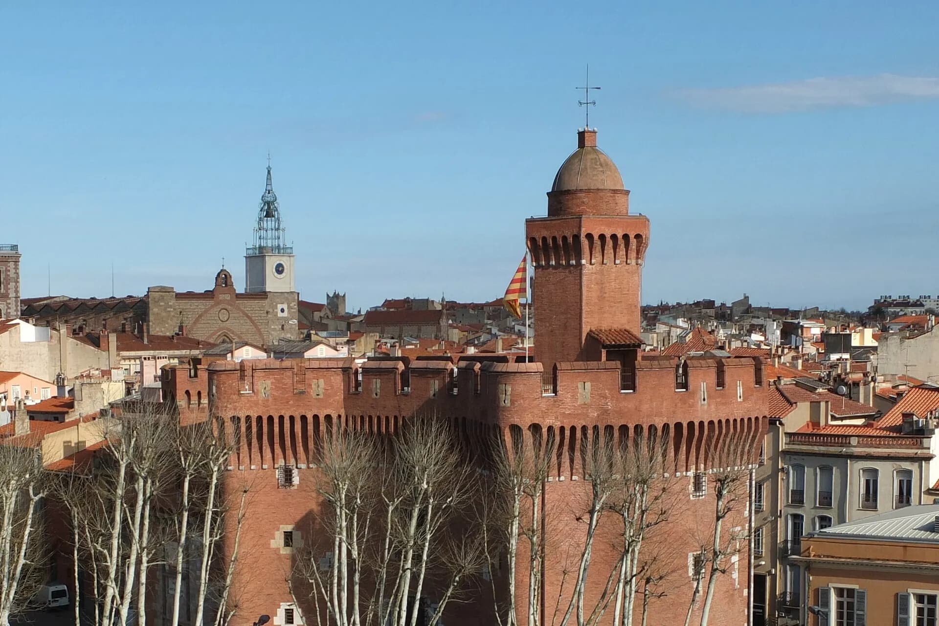 Vue de Perpignan avec le Castillet et des programmes immobiliers neufs sous le soleil