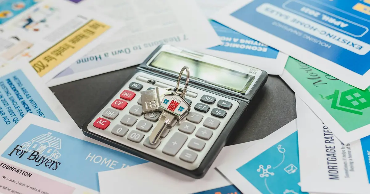 Calculatrice et dossier de prêt immobilier illustrant le calcul du taux d'endettement HCSF à 35 %
