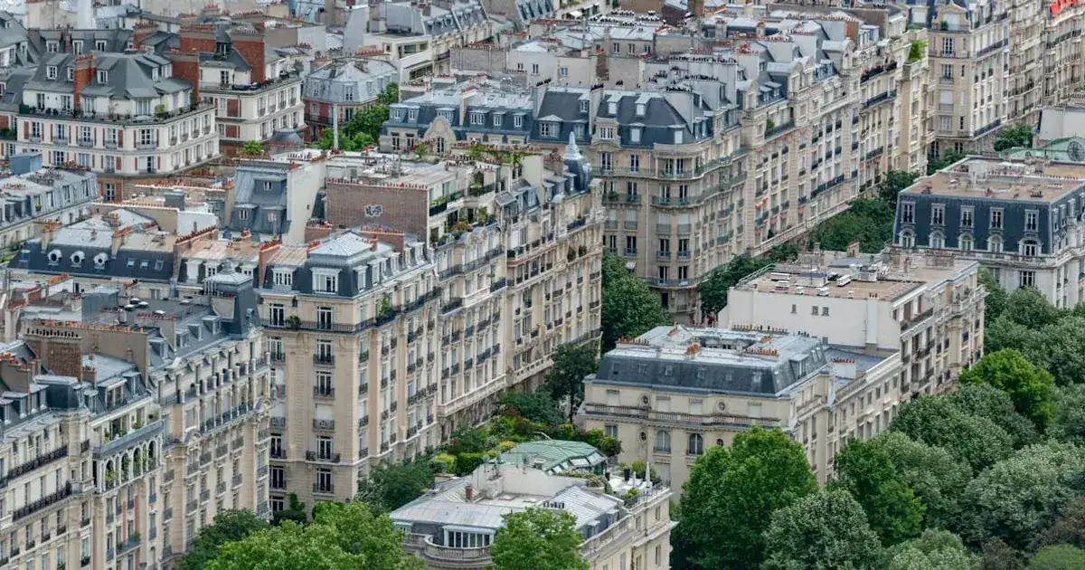 Panorama de villes moyennes françaises avec façades colorées et immeubles contemporains