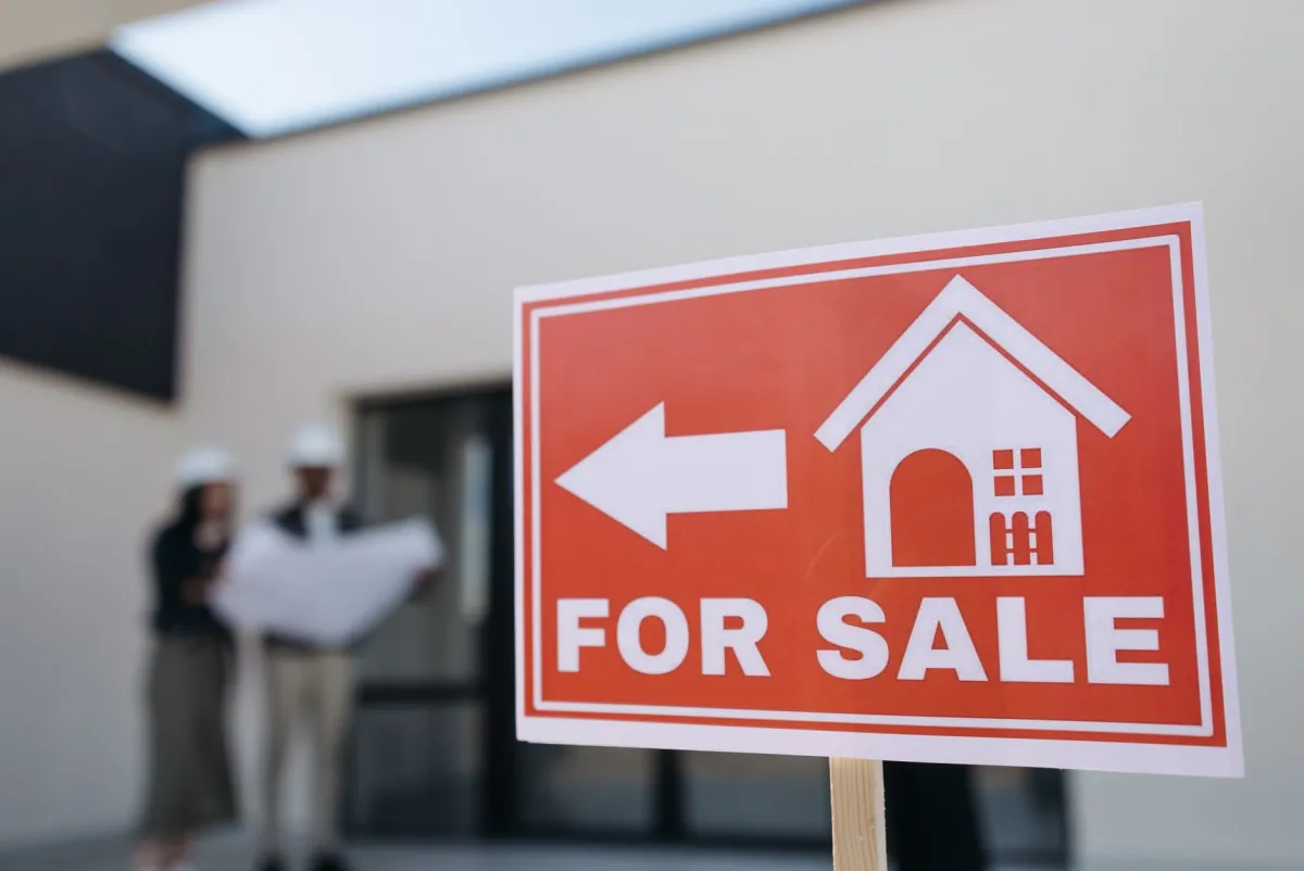 Maison avec panneau à vendre — comparer les solutions pour acheter avant d'avoir vendu