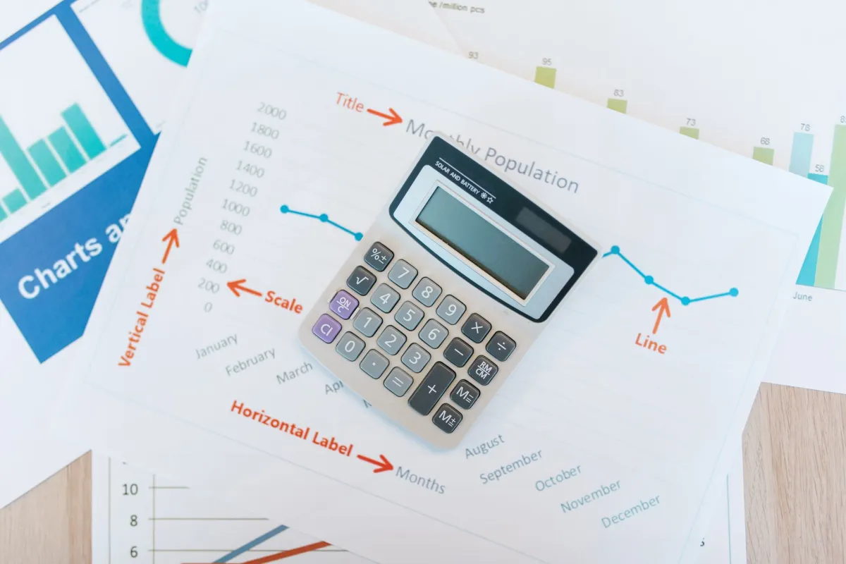 Calculatrice et documents financiers pour estimer le coût d'un prêt relais