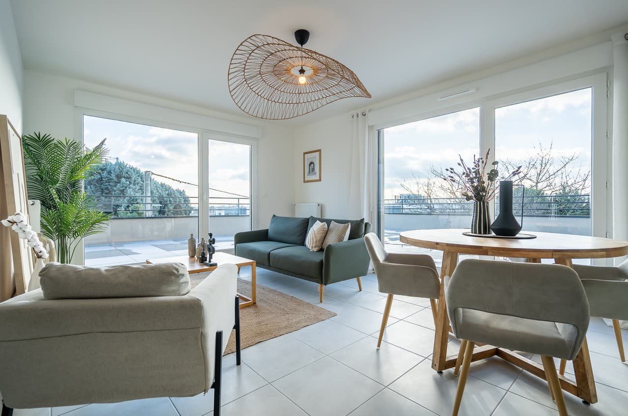 Dardilly — Située à environ dix kilomètres au nord-ouest de Lyon, cette résidence s’intègre parfaitement dans l...